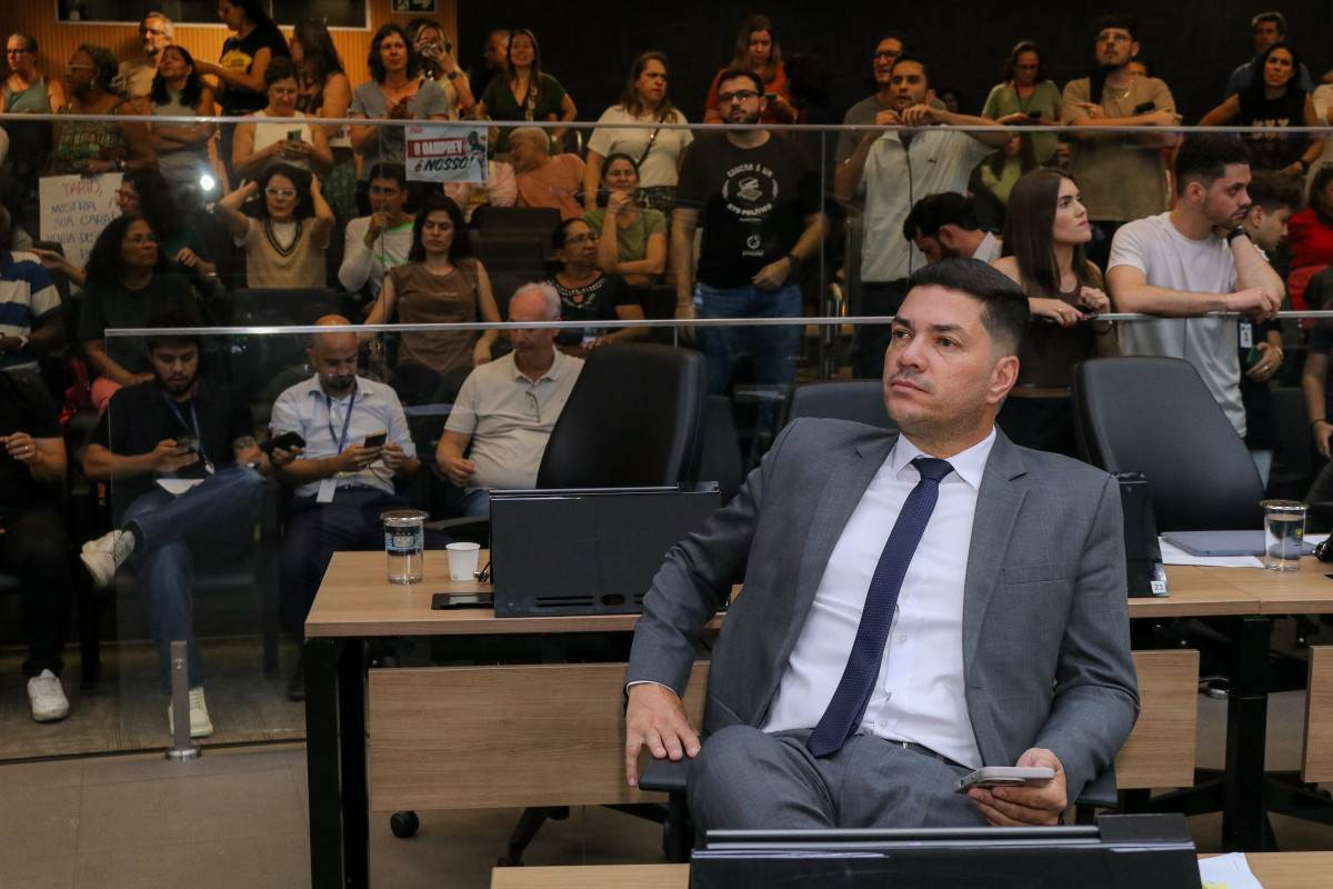 Otto Alejandro inicia relat&oacute;rio final no processo que pode cassar Vini Oliveira