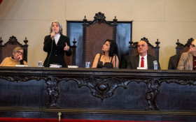 C&aacute;rmen L&uacute;cia faz alerta contra ditaduras