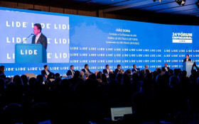 Autoridades
e empres&aacute;rios durante os pain&eacute;is no Fairmont