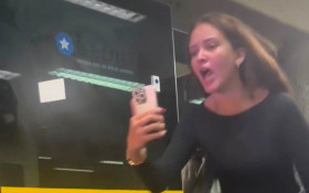 V&iacute;deo: irm&atilde; de entregador espancado at&eacute; a morte no Rio reage ao ver suspeito preso