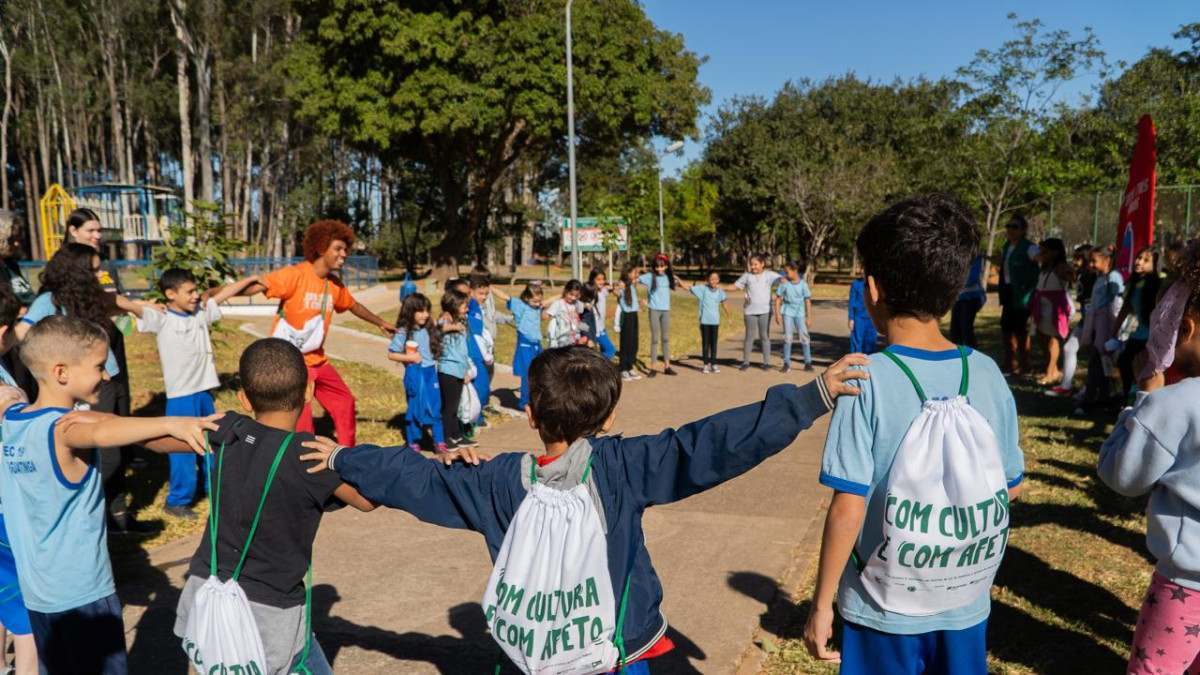 Oficina gratuita ensina figurinos para mulheres no DF