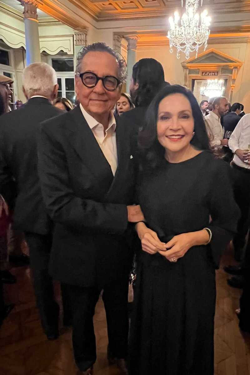O casal, a jornalista Liliana Rodriguez com o conselheiro do TCMRio, Nestor Rocha