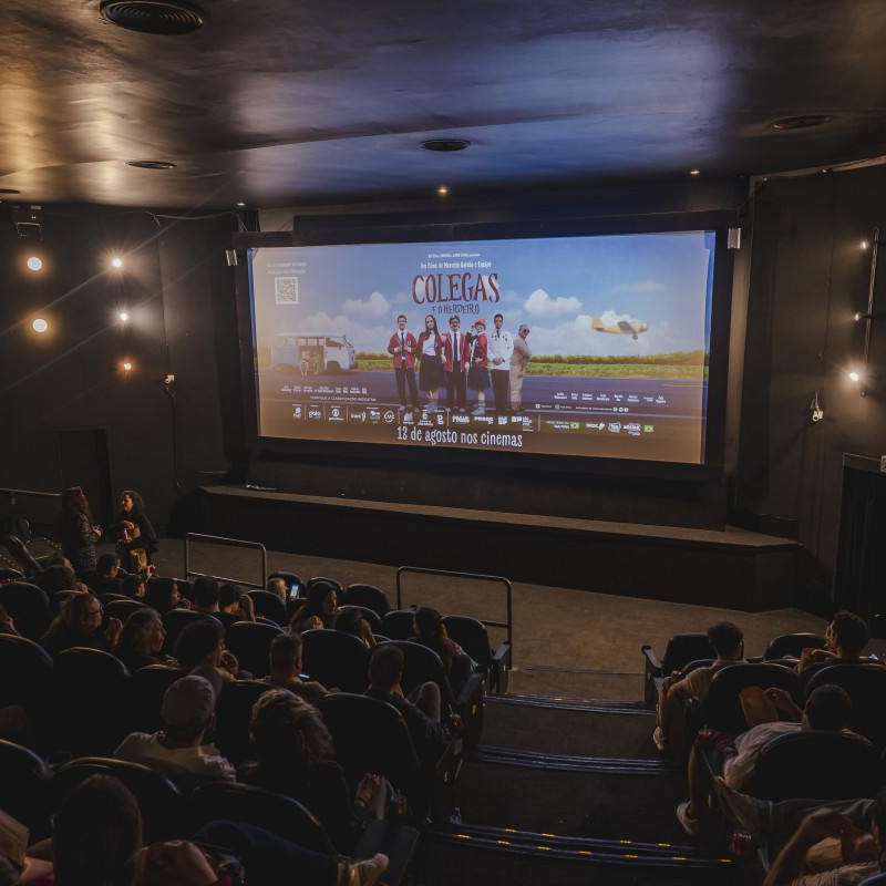 Elenco de Colegas e o Herdeiro, de Marcelo Galvão, se reúne na pré-estreia do longa. Filme estreou nos cinemas em 13 de agosto