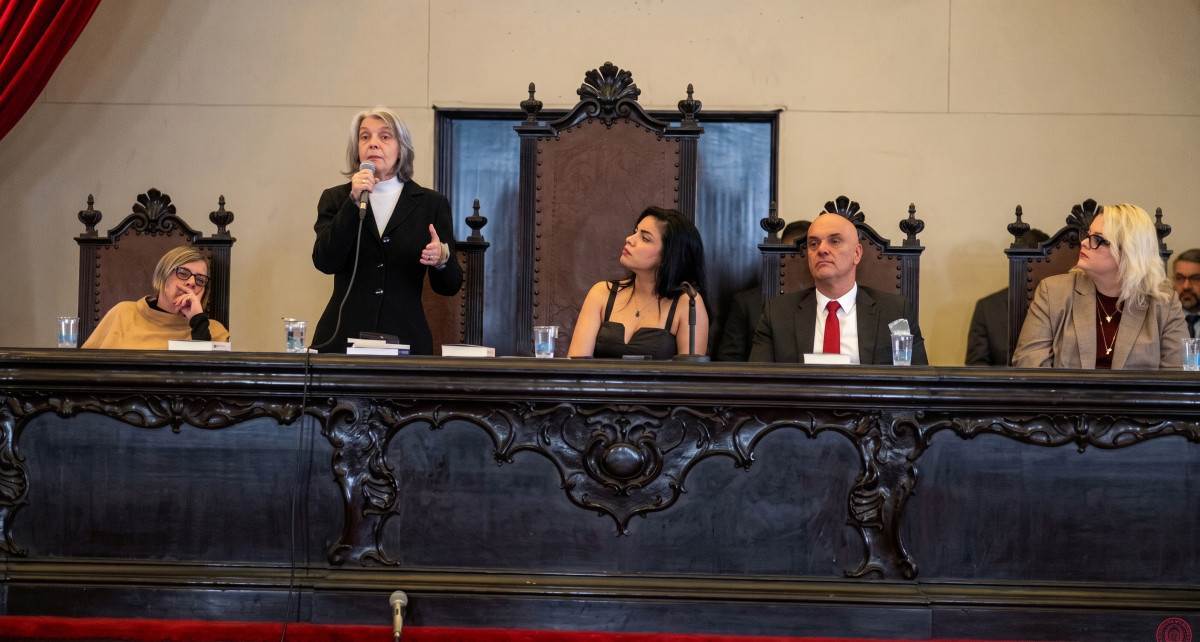C&aacute;rmen L&uacute;cia faz alerta contra ditaduras