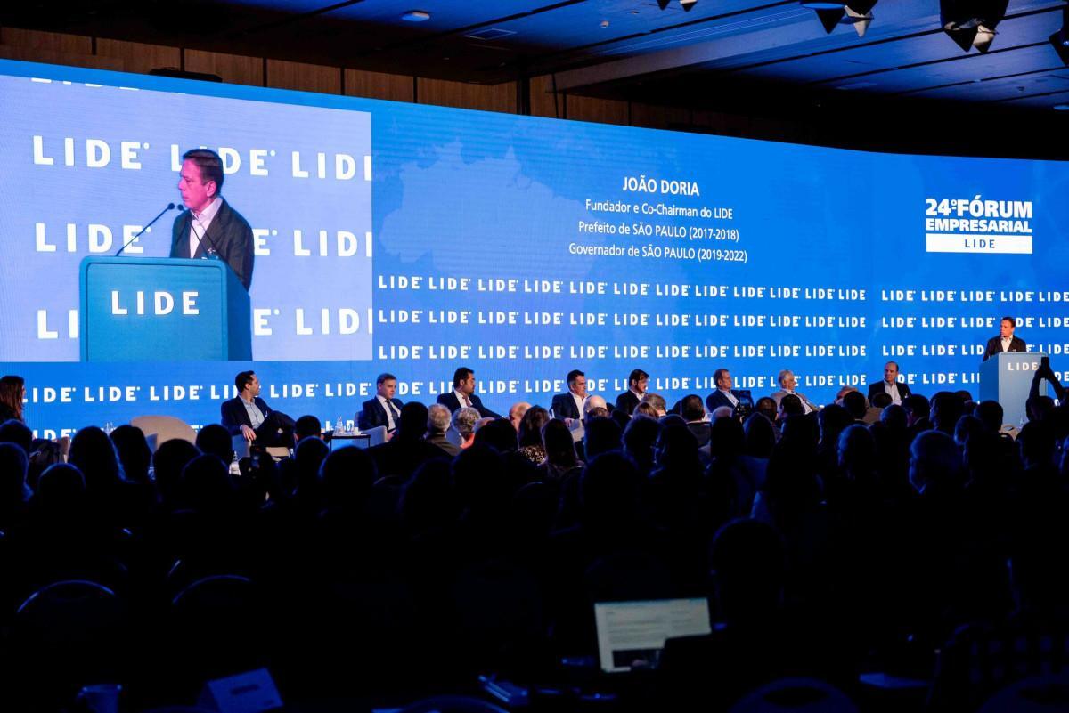 Autoridades
e empres&aacute;rios durante os pain&eacute;is no Fairmont