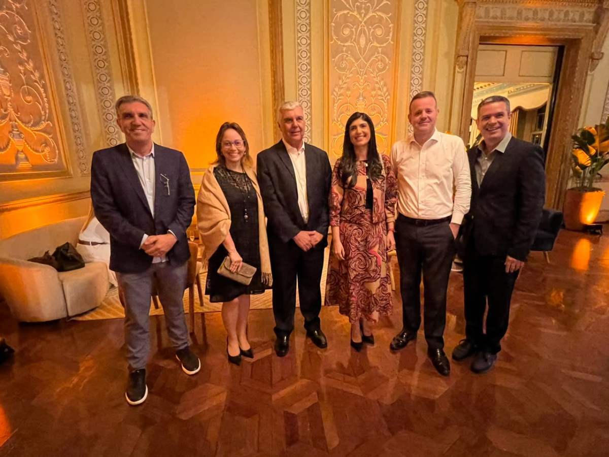 O presidente da Revista Manchete, Marcos Salles; a superintendente do HotéisRio, Theresa Jansen; o presidente do Hotéis Rio, Alfredo Lopes; a secretária Priscila Sakalem; o presidente da Riotur, Bernardo Fellows; e o empresário Marinho Filippo