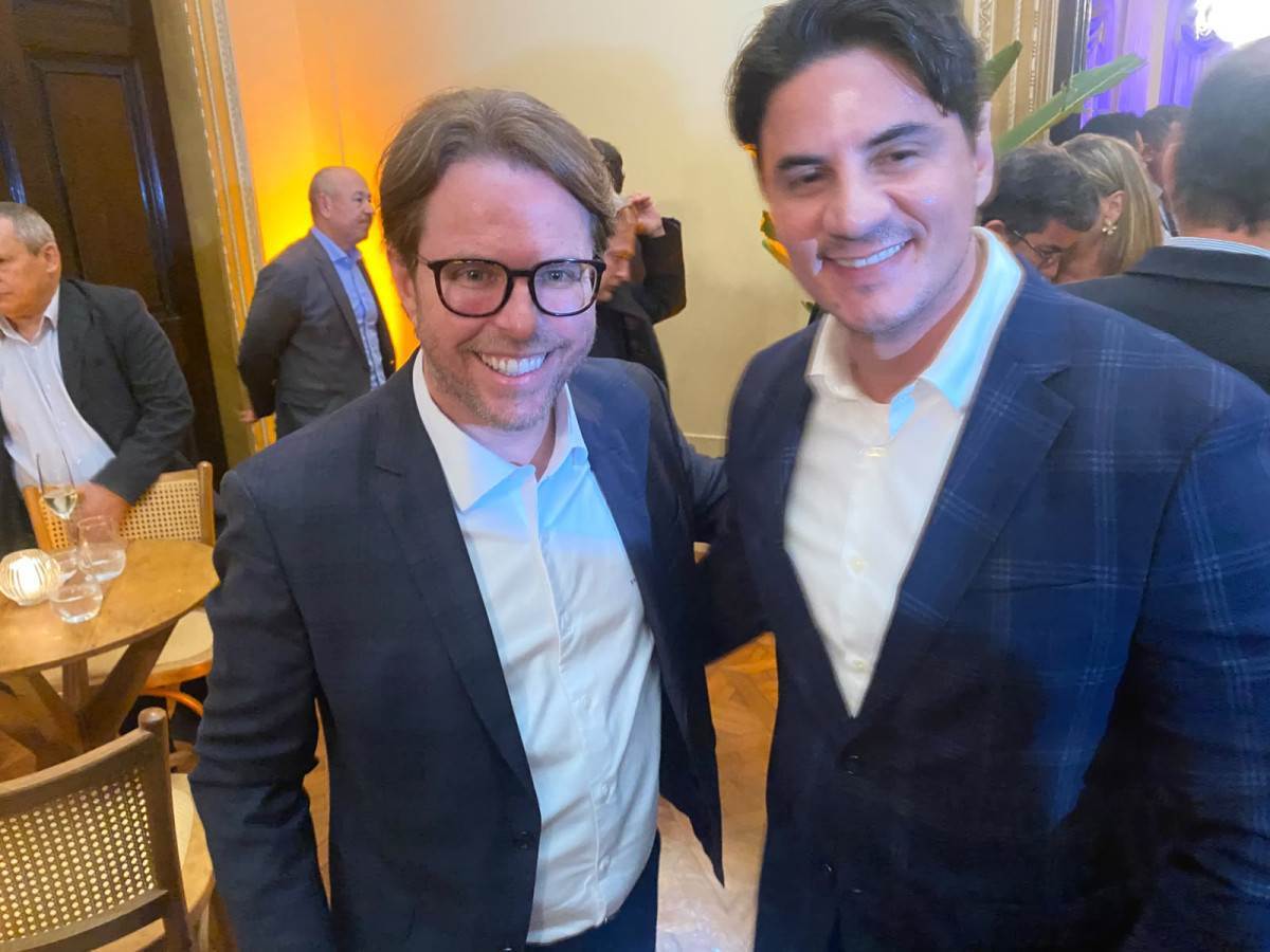 Cassio Nogueira de Castro (d) com o diretor comercial da Rede Record Ronnie Anderson Bragança Lima (e)