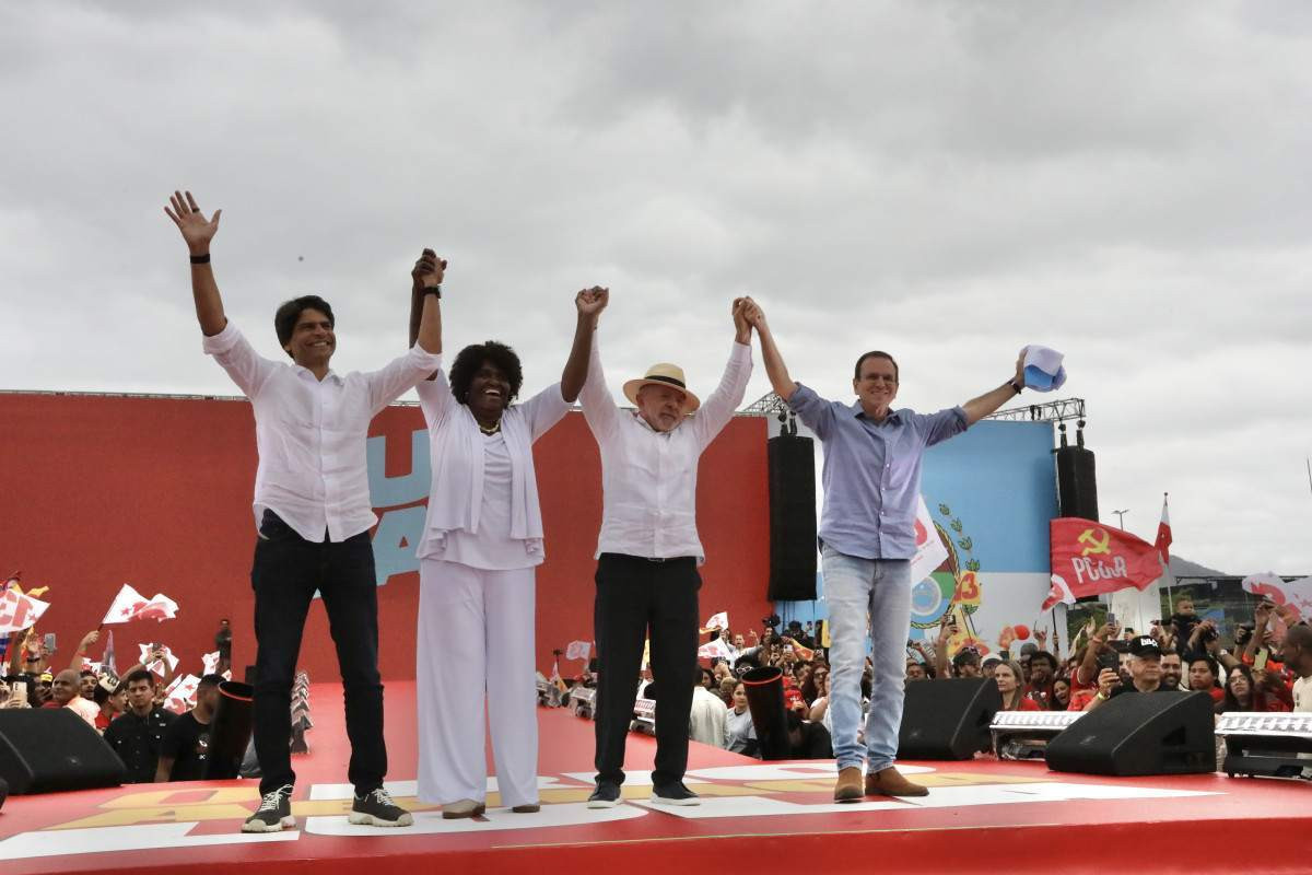 Lula e Paes re&uacute;nem multid&atilde;o no est&aacute;dio Mo&ccedil;a Bonita, em Bangu