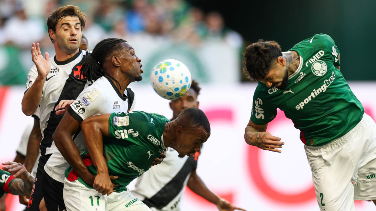 Palmeiras passeia, bate o Vasco e se isola na lideran&ccedil;a