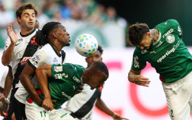 Palmeiras passeia, bate o Vasco e se isola na lideran&ccedil;a