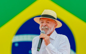 MP Eleitoral libera foto de Lula de chap&eacute;u na urna eletr&ocirc;nica
