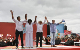 Lula e Paes re&uacute;nem multid&atilde;o no est&aacute;dio Mo&ccedil;a Bonita, em Bangu