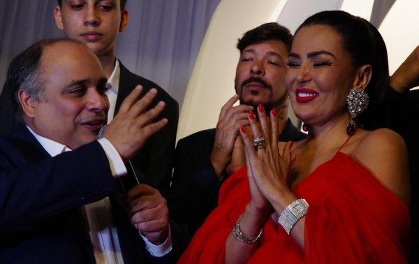 Gard&ecirc;nia Cavalcanti celebra anivers&aacute;rio com festa luxuosa