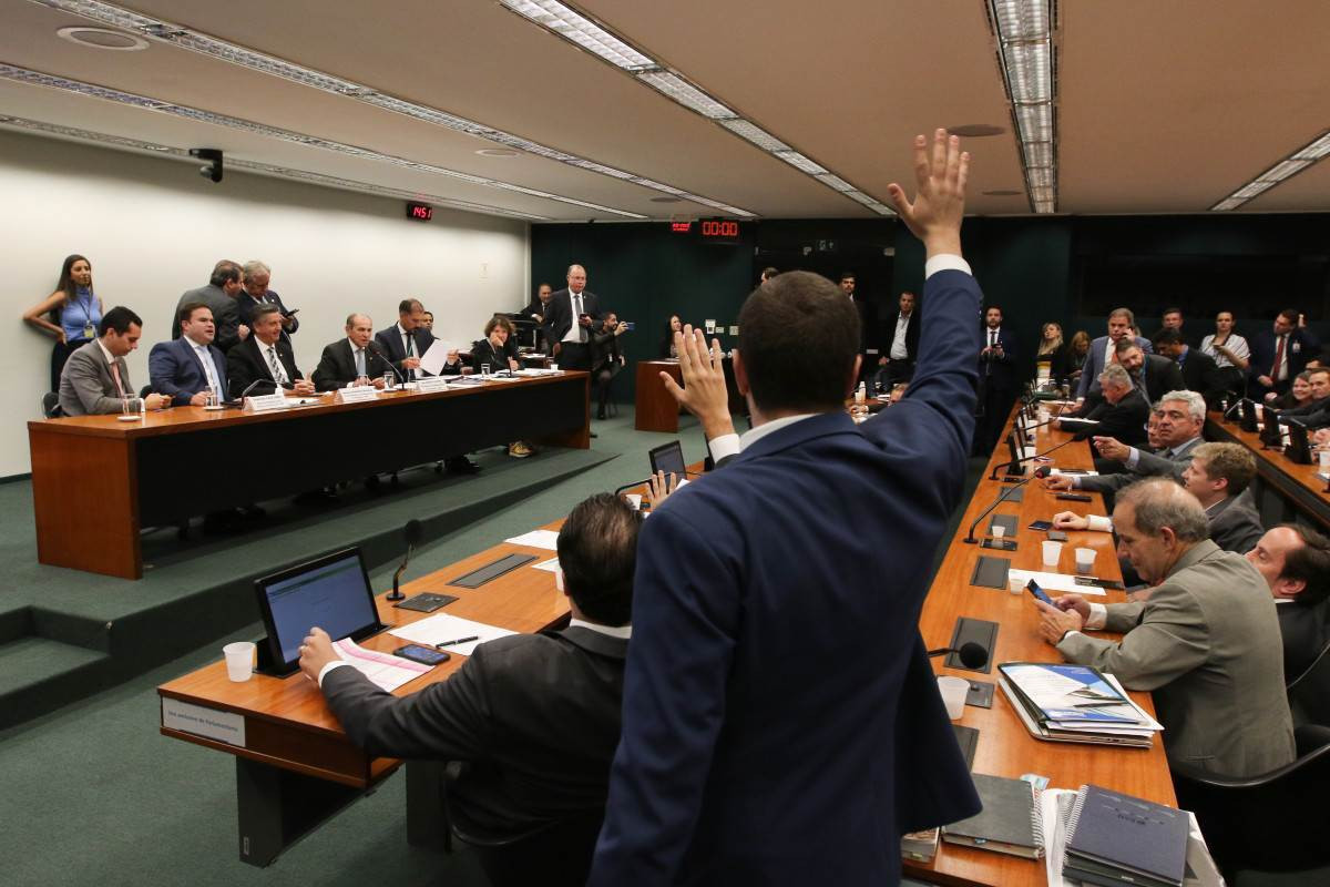 Como salvar a democracia brasileira