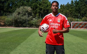 Alan Santos &eacute; apresentado pelo Benfica