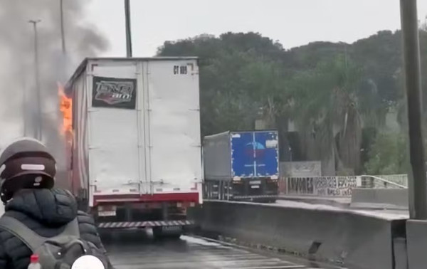 Caminh&otilde;es s&atilde;o incendiados e Avenida Brasil volta a ser fechada durante opera&ccedil;&atilde;o no Complexo de Israel