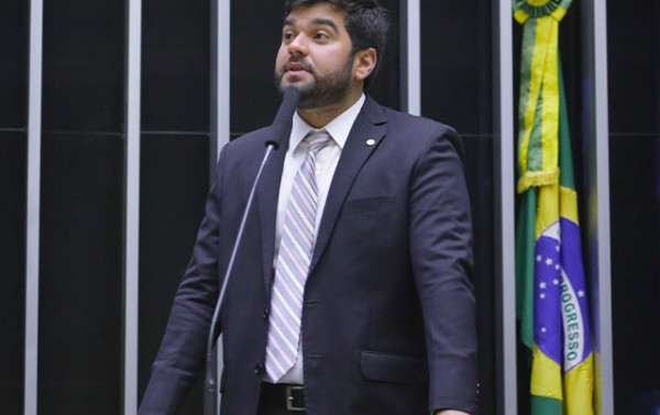 Projeto prev&ecirc; energia solar em escolas e unidades p&uacute;blicas de sa&uacute;de