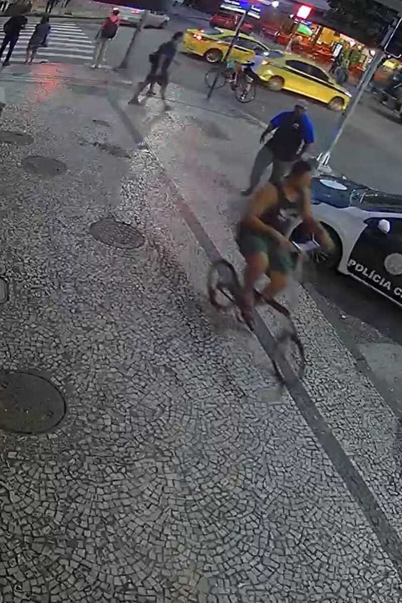 Seguran&ccedil;a chega &agrave; delegacia com bicicleta de v&iacute;tima e confessa espancamento em Copacabana