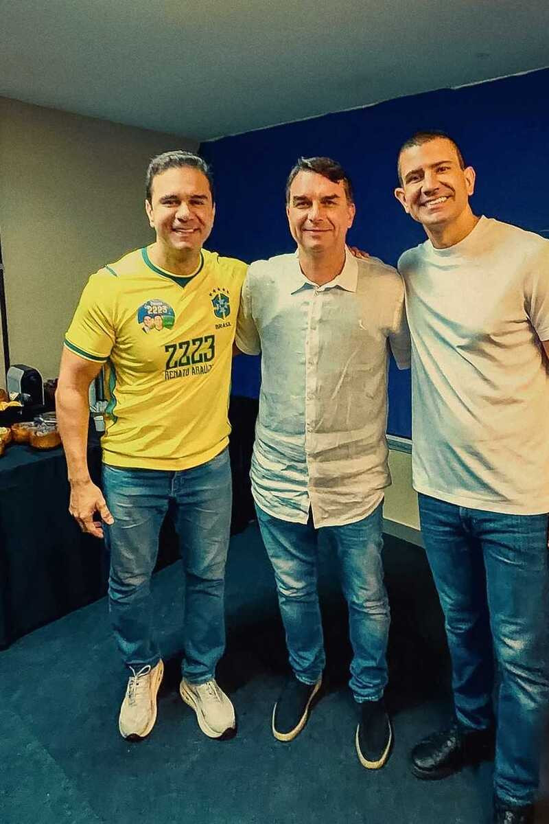 Fl&aacute;vio Bolsonaro e Douglas Ruas se re&uacute;nem para 'barqueata' em Angra
