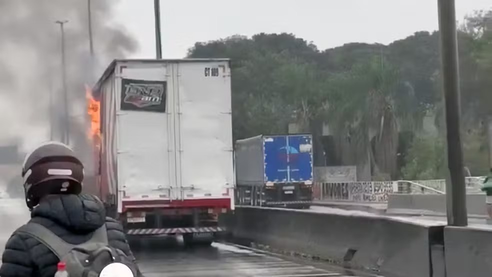 Caminh&otilde;es s&atilde;o incendiados e Avenida Brasil volta a ser fechada durante opera&ccedil;&atilde;o no Complexo de Israel