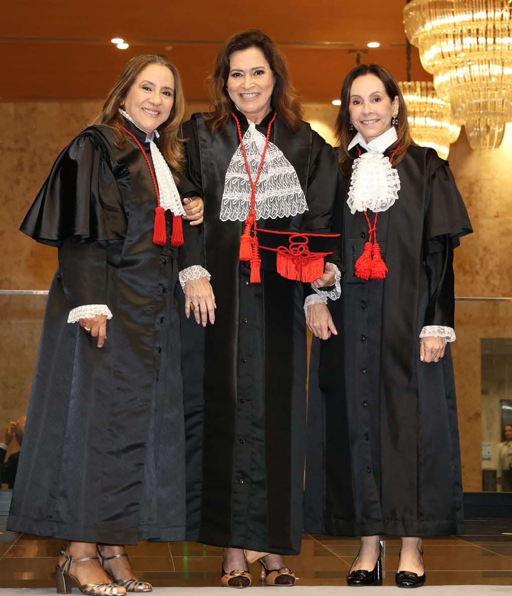 O desembargador José Guilherme Vasi Werner com os padrinhos desembargadores Joaquim Domingos de Almeida e Cristina Tereza Gaulia