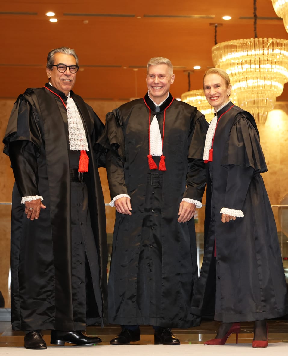O desembargador José Guilherme Vasi Werner com os padrinhos desembargadores Joaquim Domingos de Almeida e Cristina Tereza Gaulia