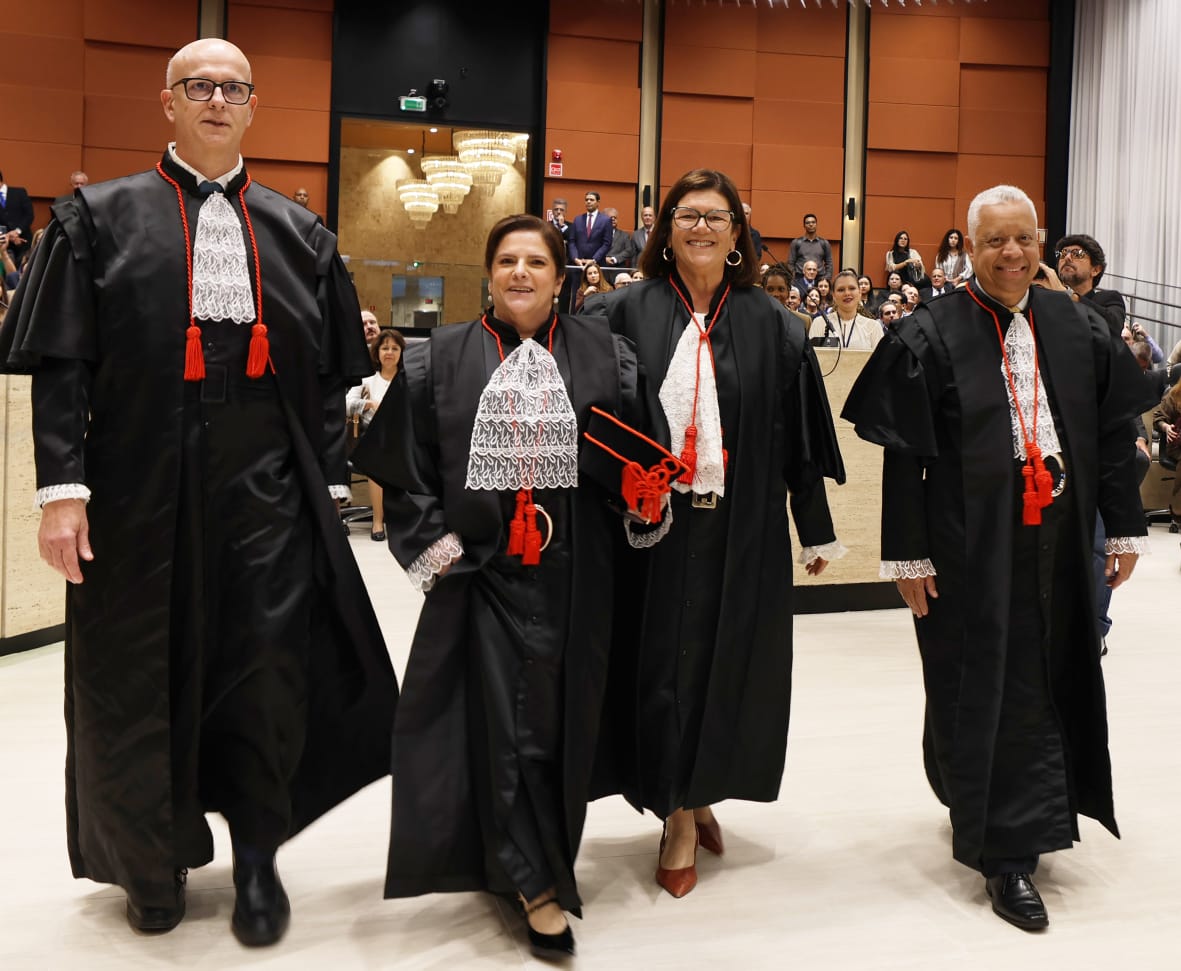 A desembargadora Márcia Malvar Barambo com seus padrinhos os desembargadores Fernando Chagas, Carlos Alberto Machado e Andrea Pacha