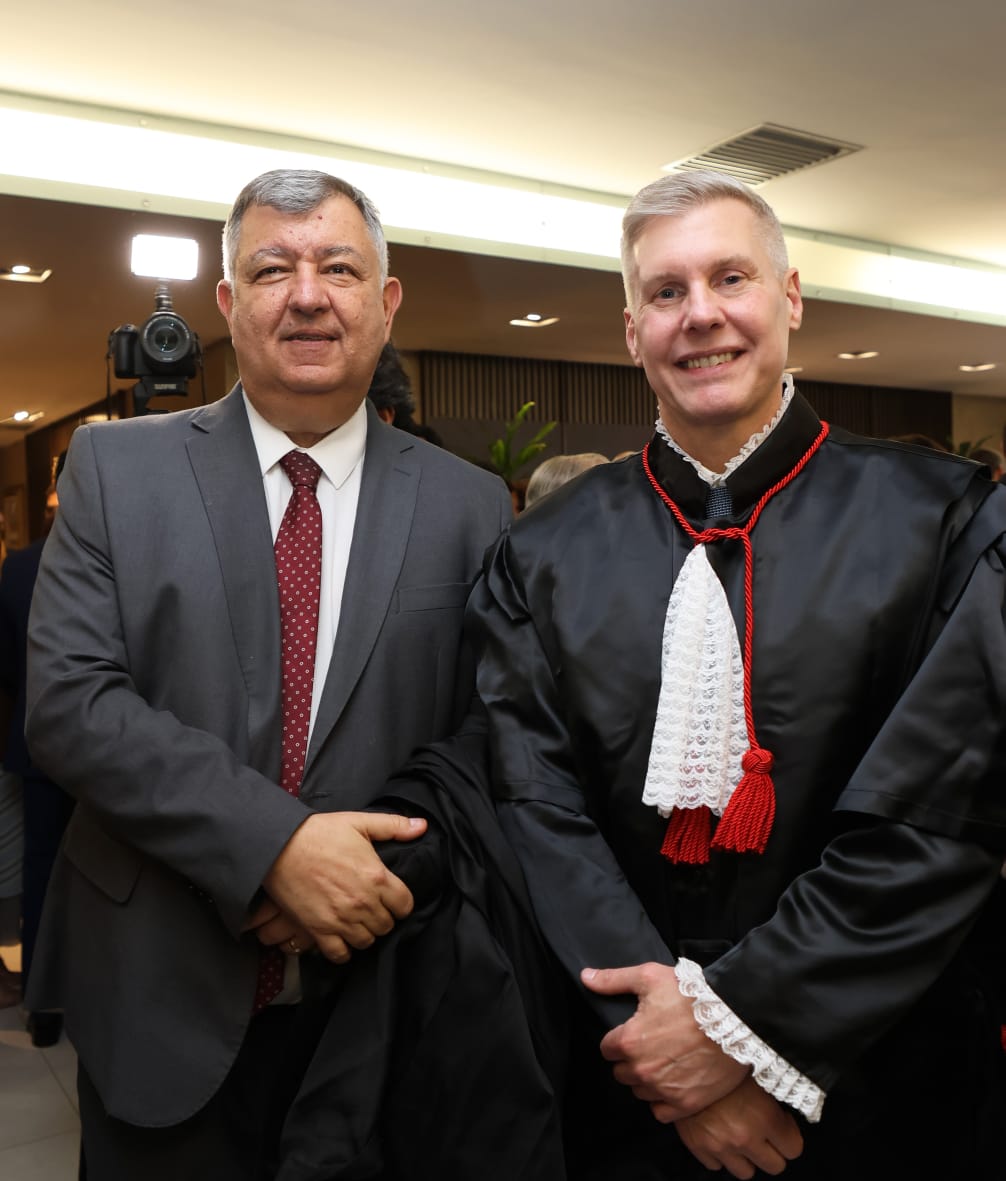 O corregedor Cláudio Brandão com o empossado José Guilherme Vasi Werner