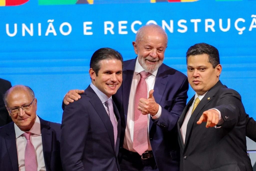 Governo espera avan&ccedil;ar com fim da 6x1 e taxa das blusinhas