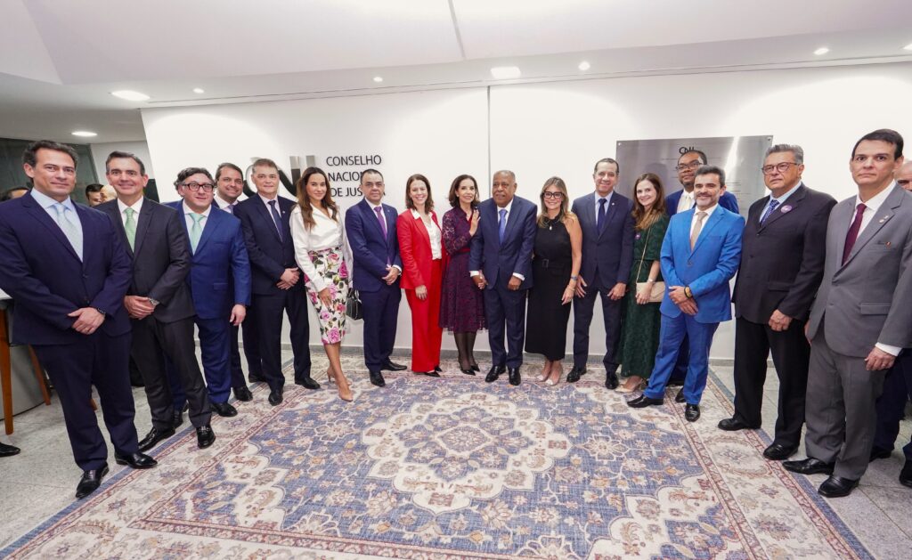 Presidente da AMAERJ, Eunice Haddad, e dirigentes associativos com o corregedor Benedito Gonçalves