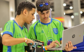 Recife tem primeiro dia de festival de rob&oacute;tica