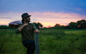 Gabriel Sater p&otilde;e o p&eacute; na estrada