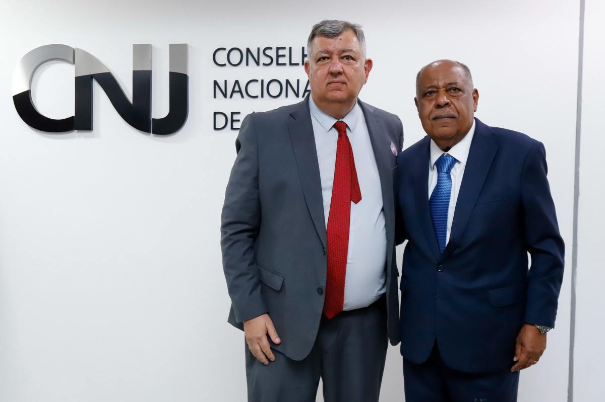 O corregedor-geral de Justiça do Rio, desembargador Claudio Brandão, ao lado do ministro Benedito Gonçalves