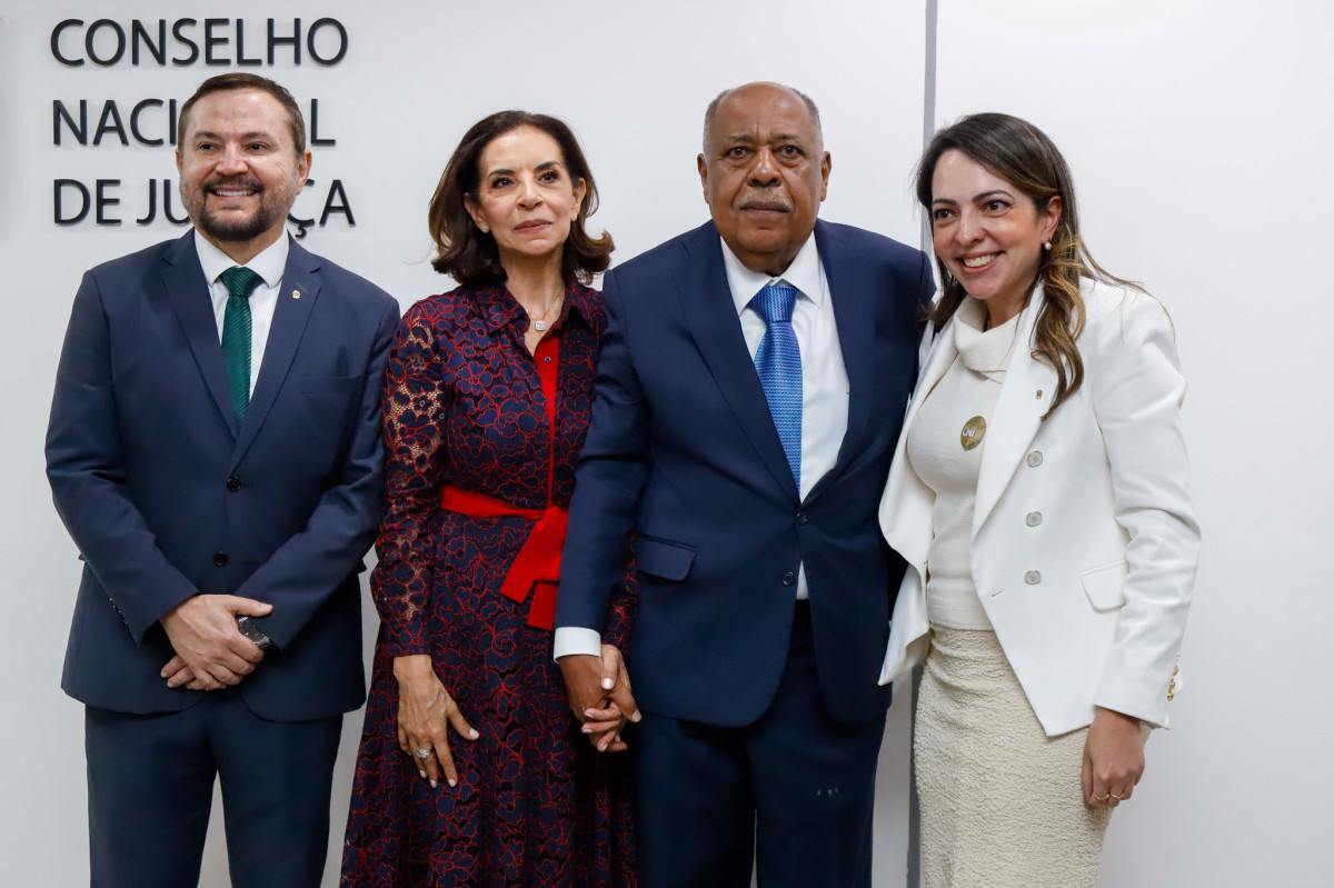 O casal Santina e Benedito Gonçalves com a presidente da Ajufe, Ana Lya Ferraz da Gama Ferreira