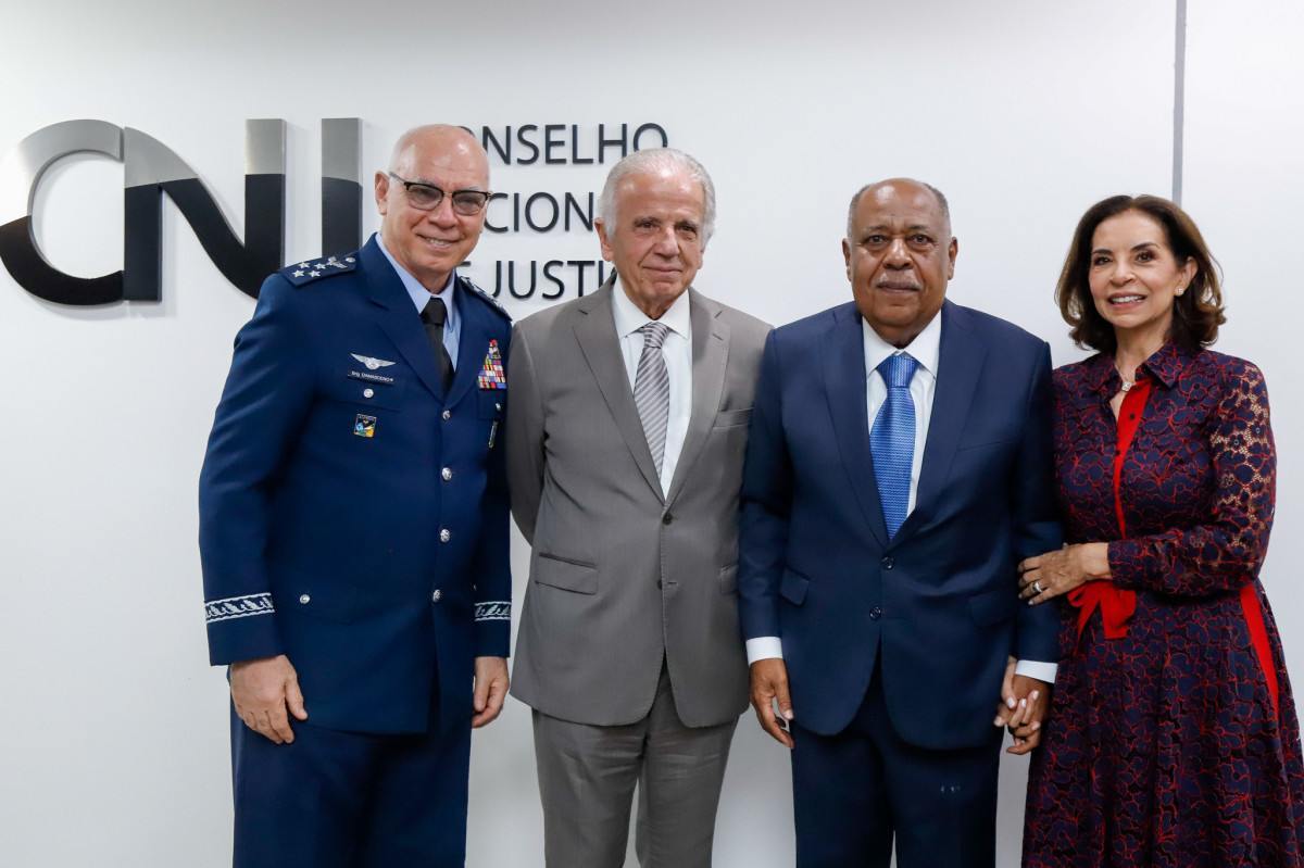 O anfitrião da noite, ministro Benedito Gonçalves com sua esposa Santina; o ministro da Defesa, José Múcio; e o comandante da Força Aérea Brasileira, brigadeiro Damasceno