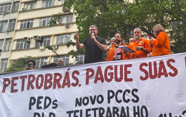 Lindbergh Farias participa de ato em defesa dos petroleiros no Rio