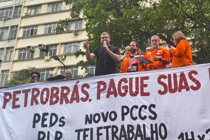 Lindbergh Farias participa de ato em defesa dos petroleiros no Rio