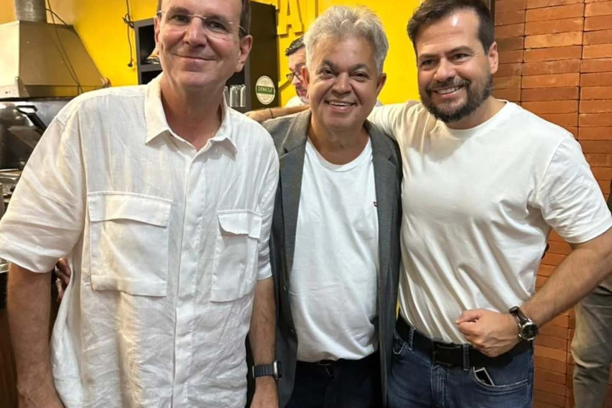 Eduardo Paes vai &agrave;s ruas de Barra Mansa ao lado de Cabeleireiro