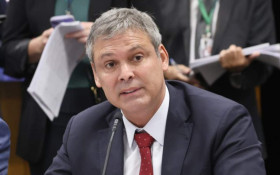 Lindbergh pede a Dino investiga&ccedil;&atilde;o contra Fl&aacute;vio Bolsonaro sobre hospitais federais