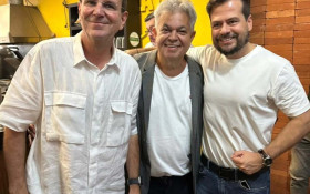 Eduardo Paes vai &agrave;s ruas de Barra Mansa ao lado de Cabeleireiro