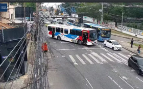 Criminosos roubam 18 &ocirc;nibus e fazem barricadas na Zona Norte do Rio