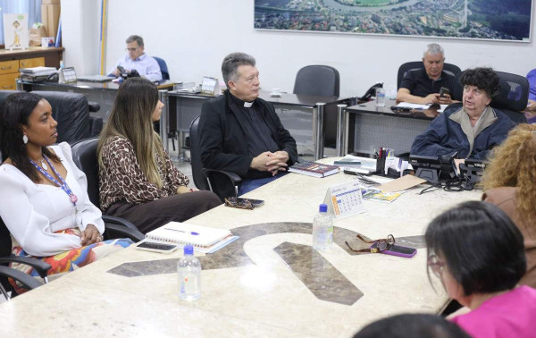 Neto anuncia desapropria&ccedil;&atilde;o de &aacute;rea ocupada por 30 fam&iacute;lias