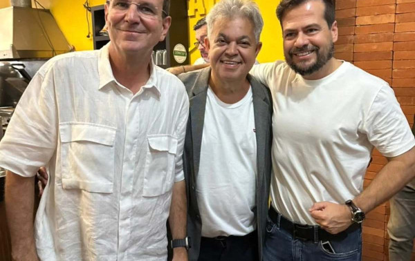 Eduardo Paes vai &agrave;s ruas de Barra Mansa ao lado de Cabeleireiro
