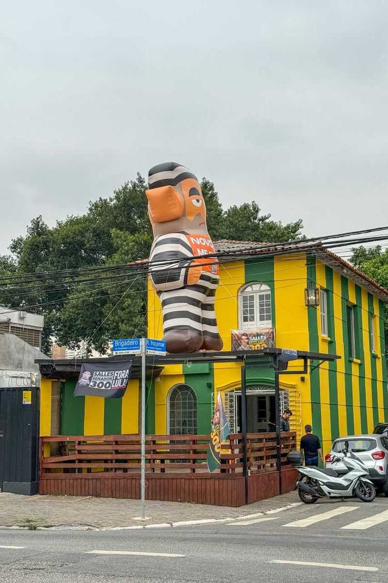 TRE manda partido NOVO retirar boneco de Lula