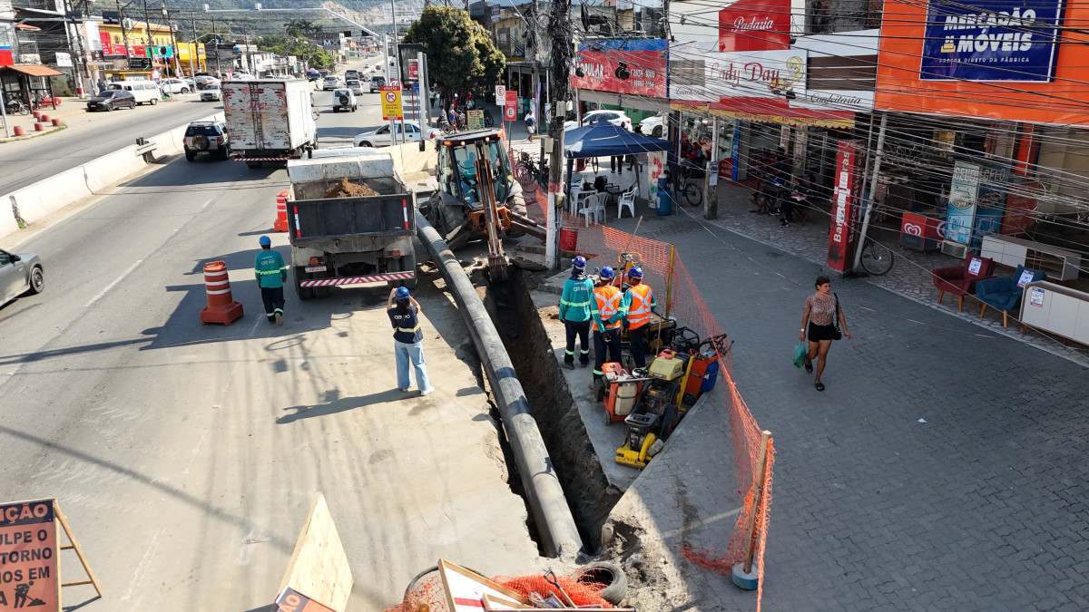 Obra de adutora amplia abastecimento em Maric&aacute;