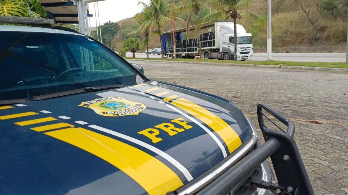 PRF flagra caminhoneiro com rebite e maconha durante fiscaliza&ccedil;&atilde;o na Dutra