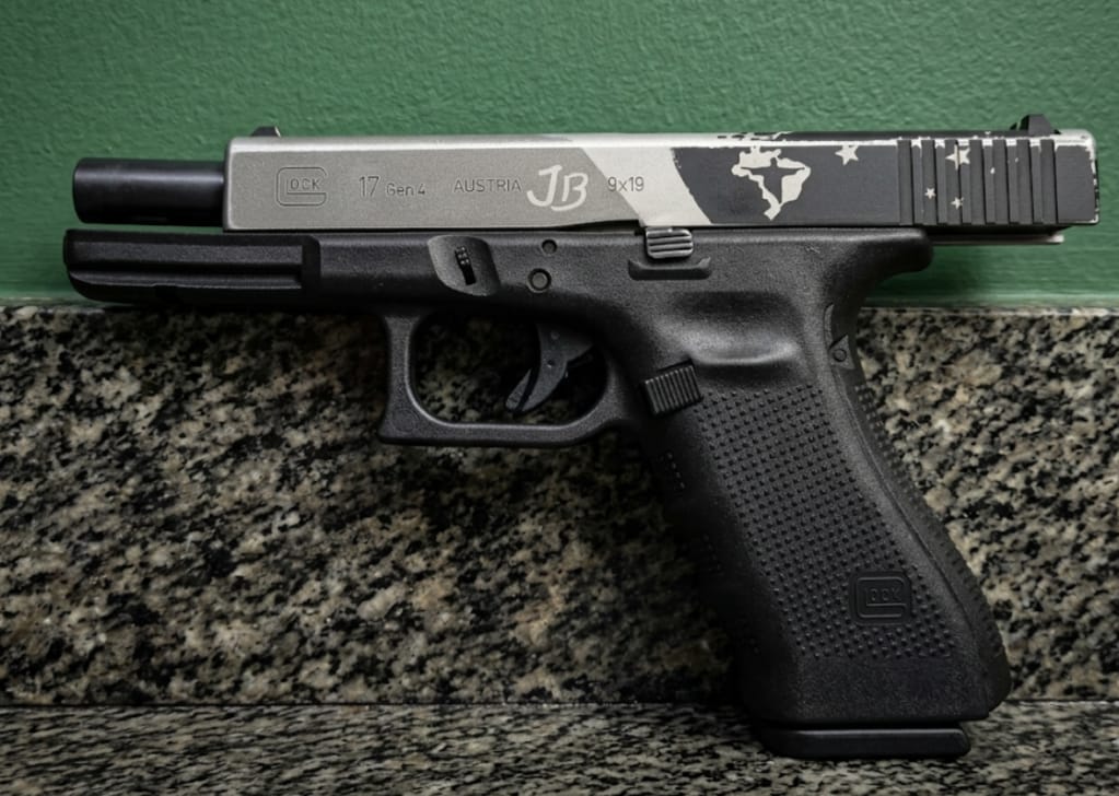 Defesa de Bolsonaro pede prazo para transferir titularidades de armas