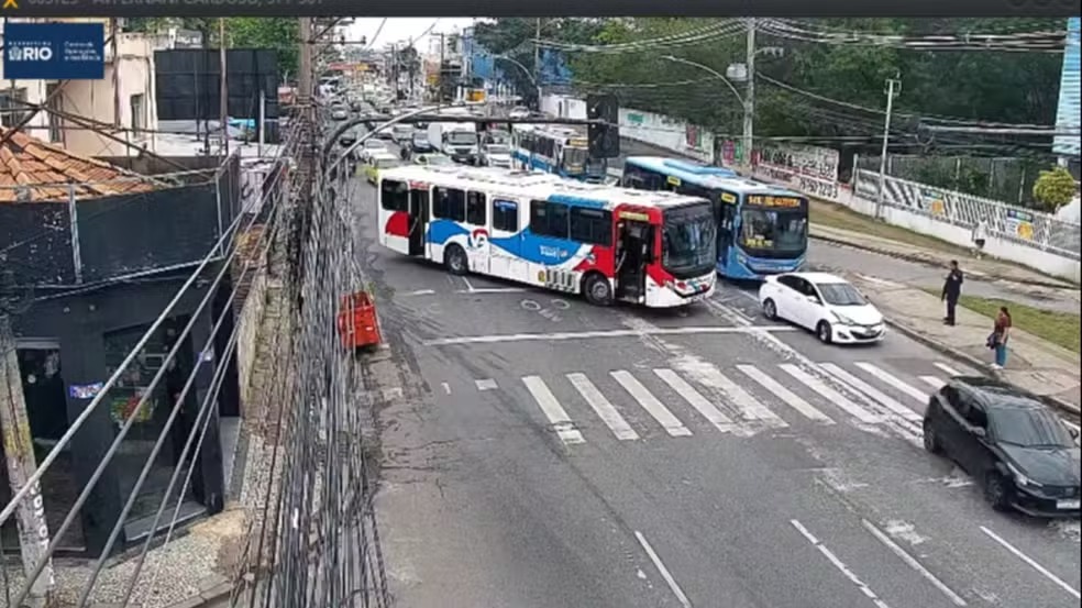 Criminosos roubam 18 &ocirc;nibus e fazem barricadas na Zona Norte do Rio