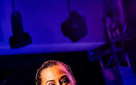 Evelyn Castro solta a voz em baile