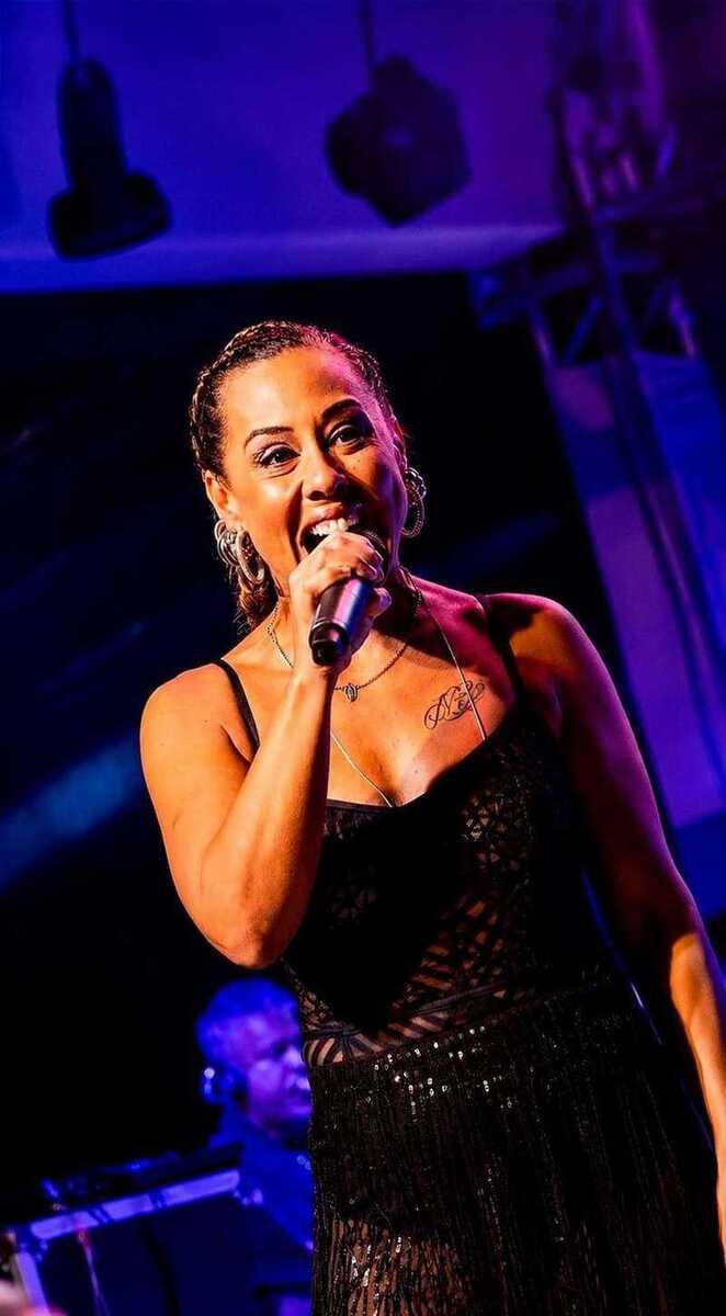 Evelyn Castro solta a voz em baile